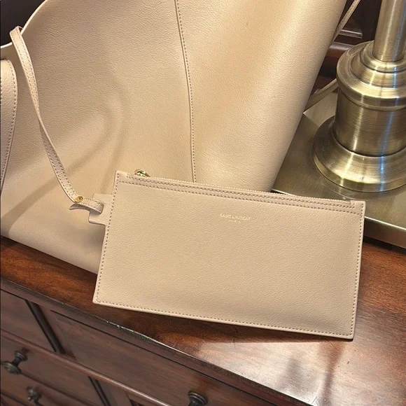 Yves Saint Laurent Shopping Tote in beige leather - Picture 9 of 14